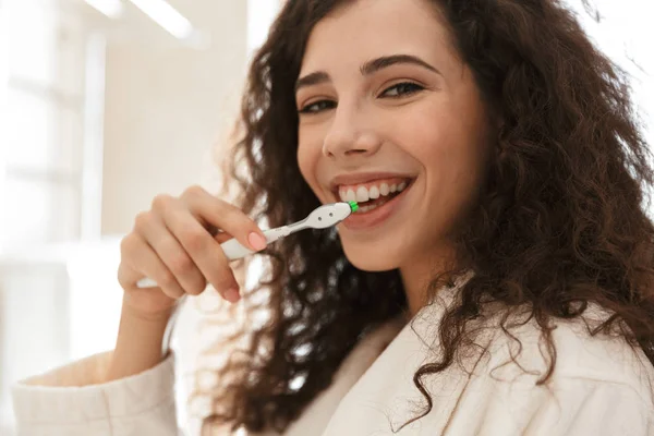 Photo Emotional Beautiful Young Cute Woman Bathroom Brushing Cleaning Her — Stock Photo, Image