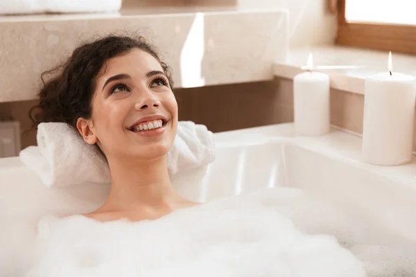浴室で若い美しい女性のイメージがあるお風呂で休憩 — ストック写真
