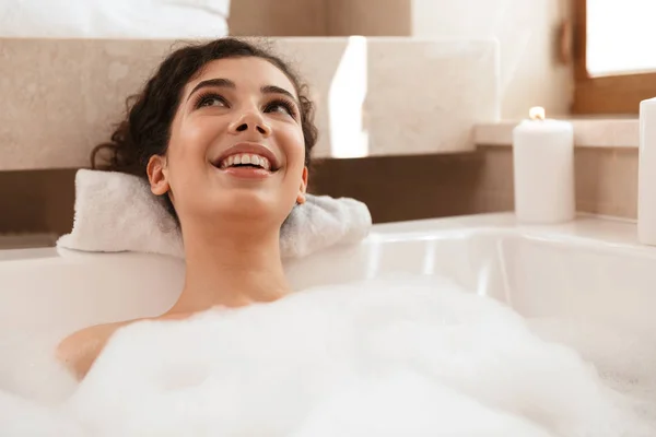 Beeld Van Jonge Leuke Mooie Vrouw Badkamer Ligt Rust Bad — Stockfoto