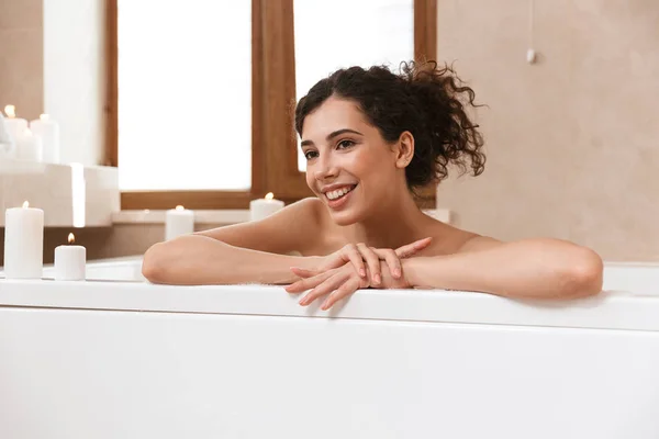浴室で若い美しい女性のイメージがあるお風呂で休憩 — ストック写真