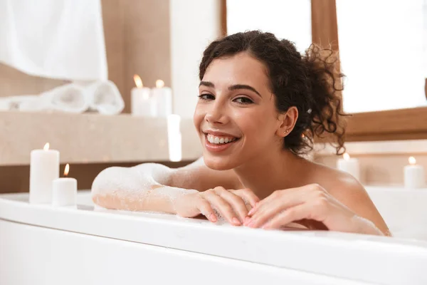 浴室で若いかわいいきれいな女性のイメージがあるお風呂で休憩 — ストック写真