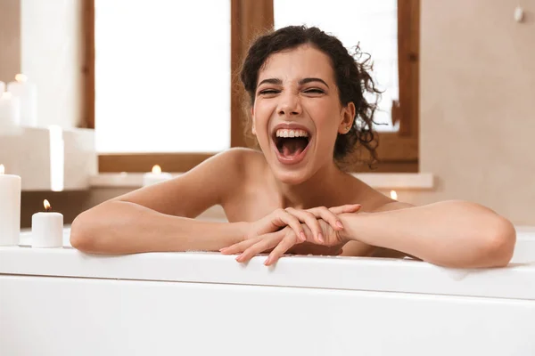 Immagine Giovane Emotivo Eccitato Bella Donna Bagno Trova Riposo Nella — Foto Stock