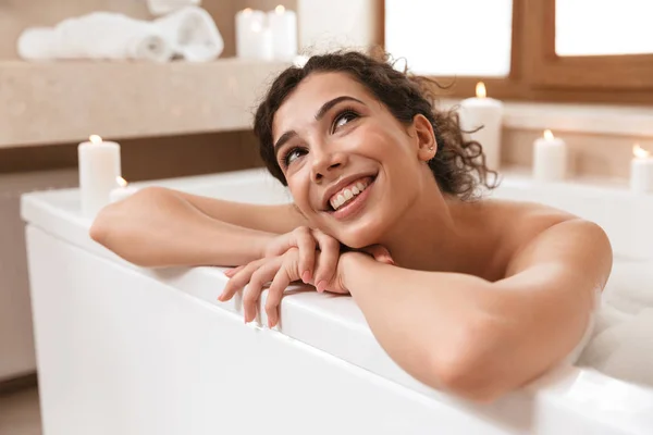 Kép Fiatal Aranyos Csinos Fürdőszobában Rejlik Nyugalmi Bath Ban — Stock Fotó