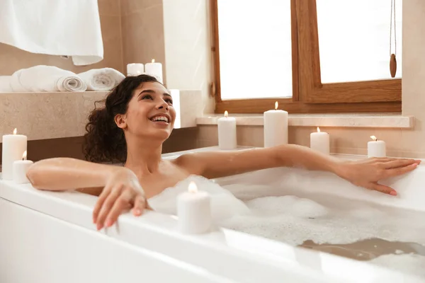 Bilden Ung Vacker Kvinna Badrummet Ligger Vilande Badet — Stockfoto