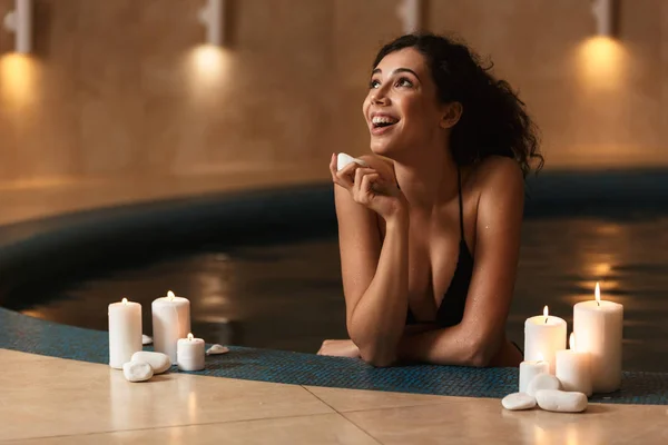 Imagen Joven Alegre Feliz Hermosa Mujer Spa Encuentra Descansando Con —  Fotos de Stock