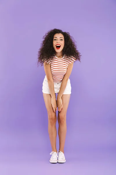 Retrato Larga Duración Mujer Atractiva Con Pelo Rizado Verano Ríe — Foto de Stock