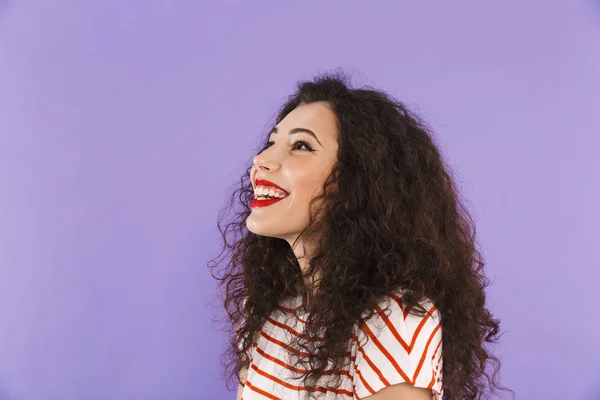 Φωτογραφία Κινηματογραφήσεων Ελκυστική Νεαρή Γυναίκα Σγουρά Μαλλιά Καλοκαίρι Φορούν Γελώντας — Φωτογραφία Αρχείου