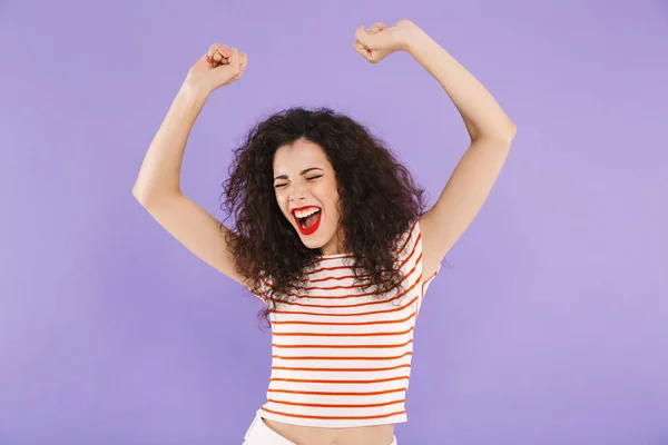 夏季にはスタジオの紫色の背景に分離した腕を上げると叫んで摩耗巻き毛を持つ白人の興奮した女性のクローズ アップを写真します — ストック写真