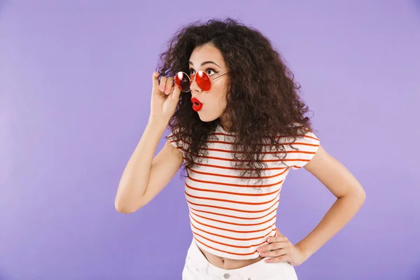 Фото Гламурной Молодой Женщины Вьющимися Волосами Летней Одежде Солнцезащитными Очками — стоковое фото