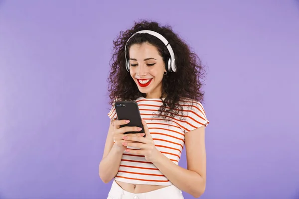 Retrato Una Joven Mujer Casual Sonriente Escuchando Música Con Headpones — Foto de Stock
