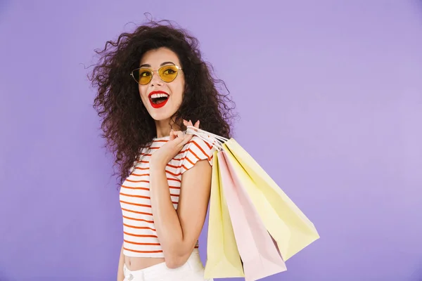 Retrato Una Alegre Joven Casual Llevando Bolsas Aisladas Mostrando Gesto — Foto de Stock