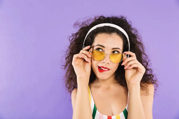 Retrato Uma Jovem Brincalhona Vestida Maiô Ouvindo Música Com Headpones — Fotografia de Stock