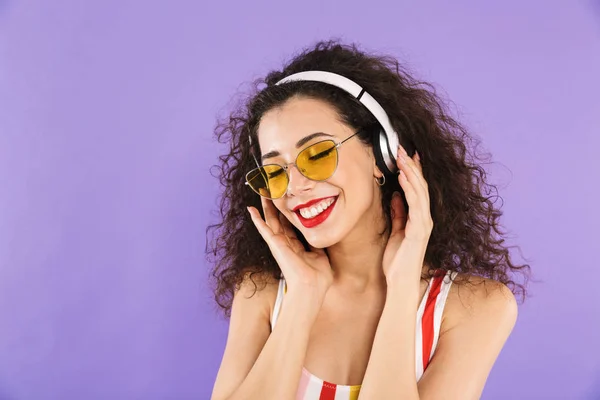 Portrait Une Jeune Femme Souriante Vêtue Maillot Bain Écoutant Musique — Photo