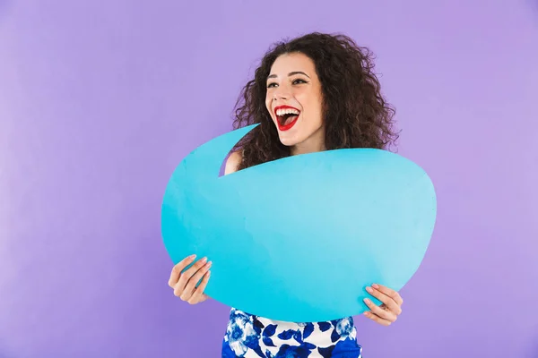 Retrato Una Joven Feliz Sosteniendo Burbuja Del Habla Vacía Aislada — Foto de Stock