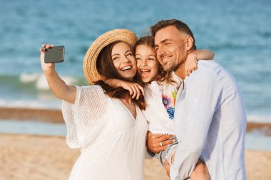 Mutlu aile beach birlikte alarak selfie de iyi vakit