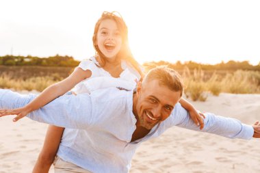 Mutlu baba harcama eğlenceli zaman küçük kızı plajda, Atçılık ile