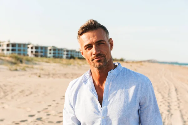 Gömlek Ayakta Plajda Yakışıklı Bir Adam Portresi — Stok fotoğraf