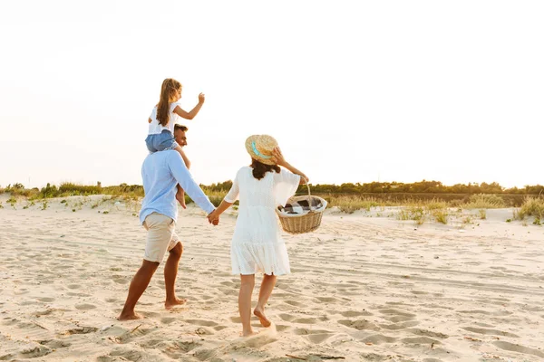 Bild Einer Glücklichen Jungen Familie Die Zusammen Strand Spaß Hat — Stockfoto