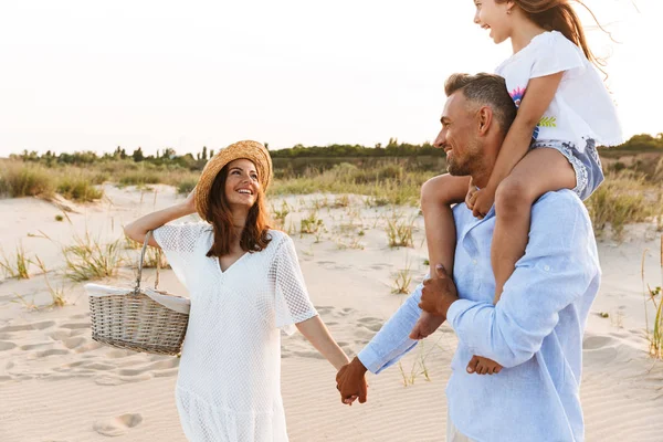 Immagine Una Giovane Famiglia Felice Che Diverte Insieme Spiaggia — Foto Stock