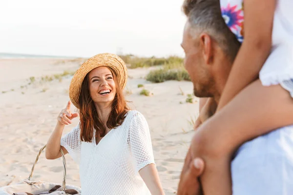 Famiglia Allegra Con Padre Madre Figlia Che Cammina Spiaggia — Foto Stock