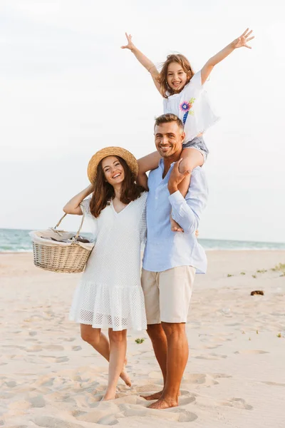 ビーチでピクニックを持つ娘の陽気な家族 — ストック写真