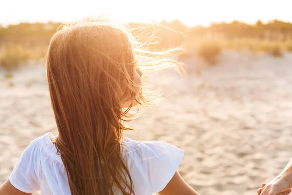 Immagine Una Giovane Ragazza Carina Che Diverte Insieme Spiaggia Con — Foto Stock