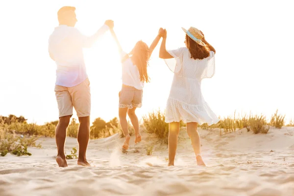 Foto Giovane Famiglia Felice Carino Divertirsi Insieme All Aperto Spiaggia — Foto Stock