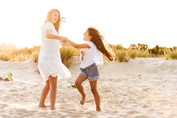 Genç Sevimli Aile Birlikte Açık Havada Plajda Eğlenmek Görüntüsünü — Stok fotoğraf