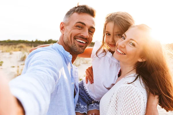 Feliz Familia Pasando Buen Rato Playa Juntos Tomando Selfie —  Fotos de Stock