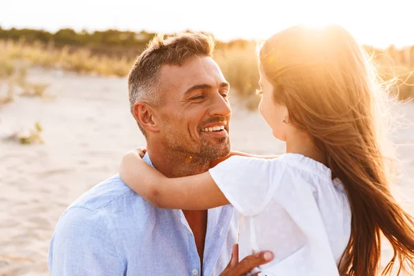 Happy Father Spending Fun Time His Little Daughter Beach — Stock Photo, Image