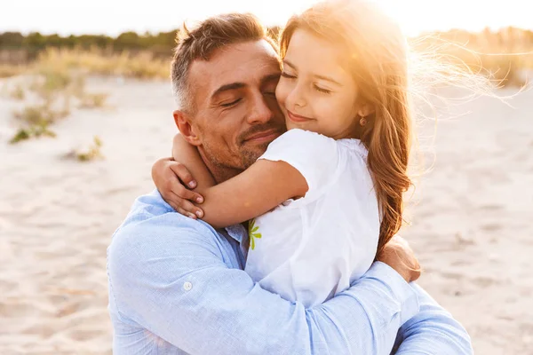 Happy Father Spending Fun Time His Little Daughter Beach Hugging — Stock Photo, Image