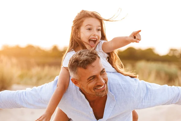 Cheerful Father Spending Fun Time His Little Daughter Beach Piggyback — Stock Photo, Image