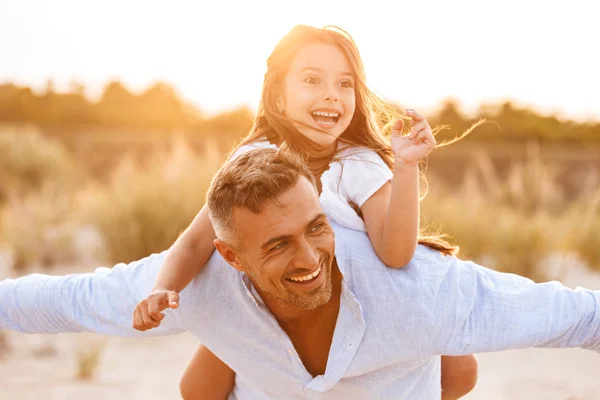 Sonriente Padre Pasar Tiempo Divertido Con Hija Pequeña Playa Paseo —  Fotos de Stock