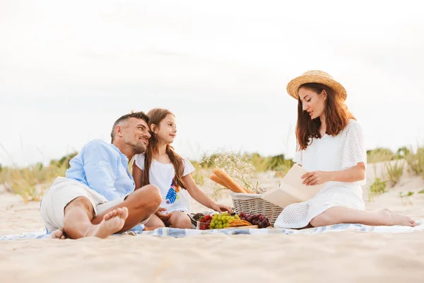 Schöne Familie Mit Vater Mutter Tochter Beim Picknick Strand — Stockfoto