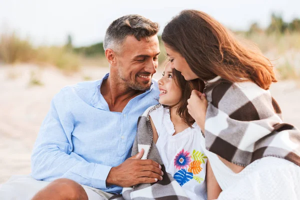 Image Young Cute Parents Hugging Outdoors Beach Daughter — Stock Photo, Image