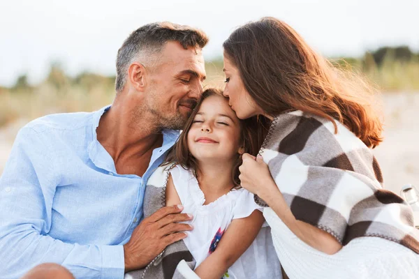 Image Young Cute Parents Hugging Outdoors Beach Daughter While Kissing — Stock Photo, Image