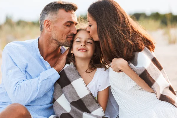 Image Young Cute Parents Hugging Outdoors Beach Daughter — Stock Photo, Image