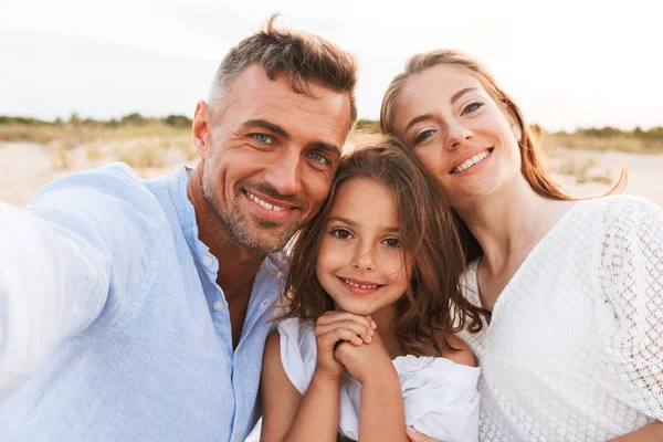 Image Young Happy Family Outdoors Beach Take Selfie Camera — Stock Photo, Image