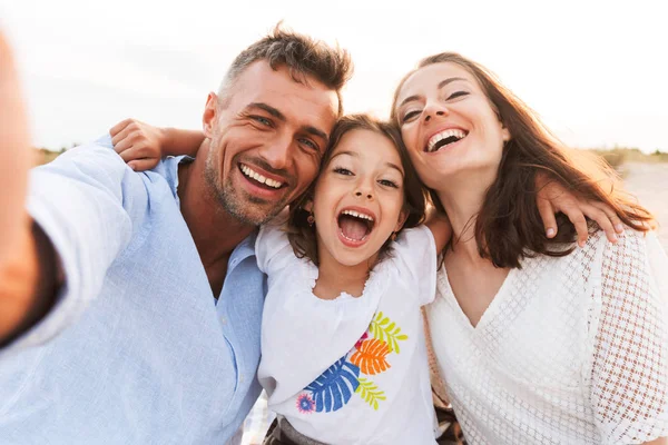 Image Young Cheerful Excited Family Outdoors Beach Take Selfie Camera — Stock Photo, Image