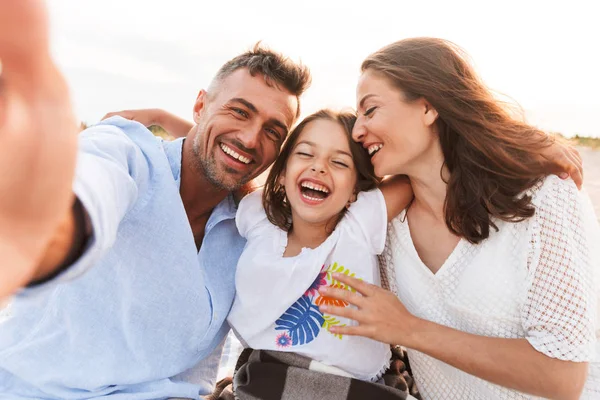 Image Young Happy Family Outdoors Beach Take Selfie Camera — Stock Photo, Image