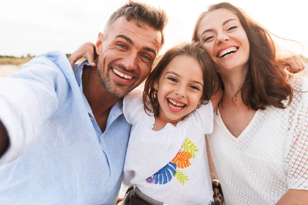 Bilden Unga Lycklig Familj Utomhus Stranden Selfie Med Kamera — Stockfoto