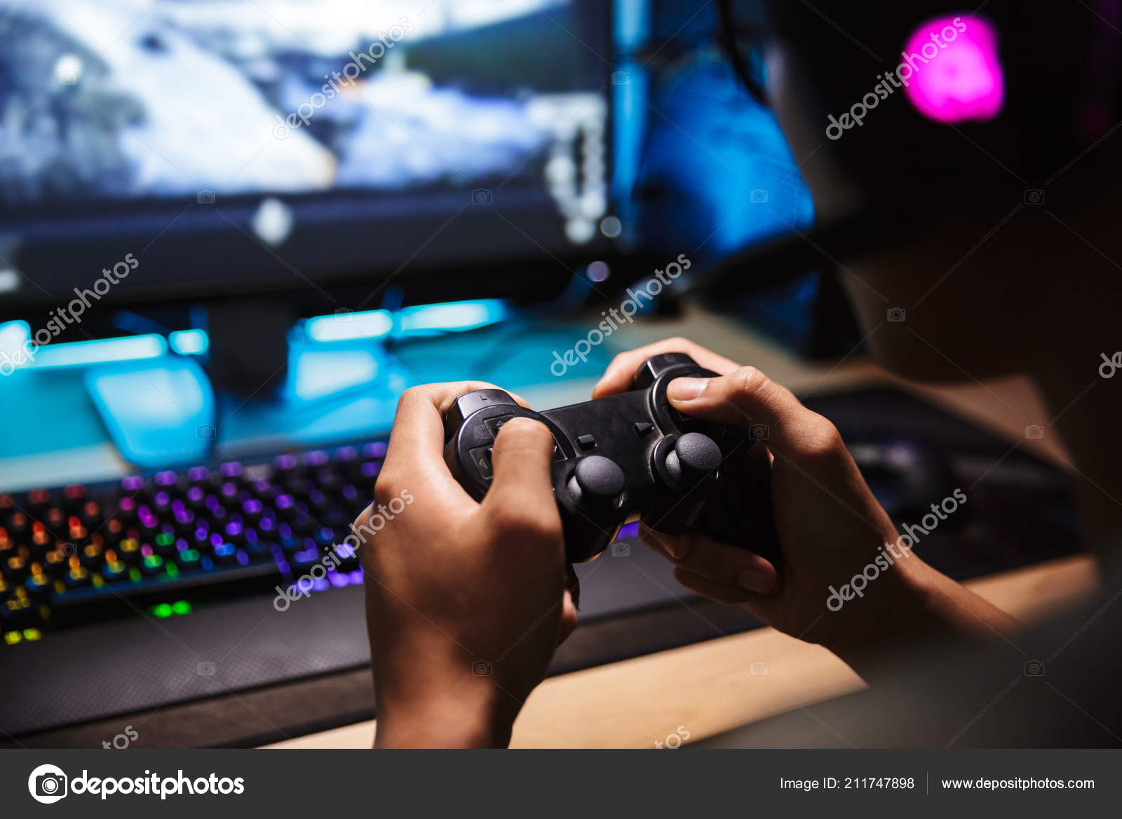 Jogador profissional jogando no jogo de vídeo on-line de tiro em