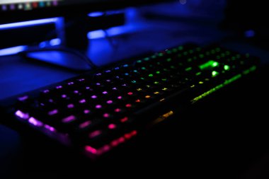Çalışma alanı'nın görünümü ile led gökkuşağı arka ışık oyun usb klavye tablo karanlık odada yatan bilgisayarın kadar kapatın