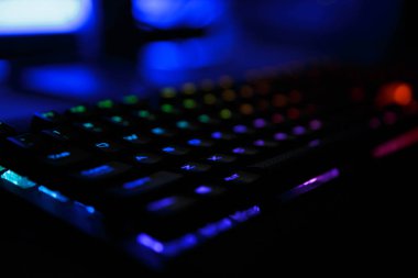 Çalışma alanı'nın closeup fotoğraf ile led gökkuşağı arka ışık oyun usb klavye tablo karanlık odada yatan bilgisayarın