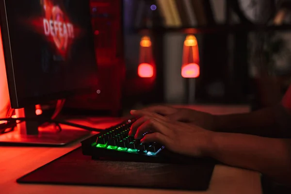 Mãos Homem Jovem Gamer Jogando Jogos Vídeo Computador Quarto Escuro — Fotografia de Stock