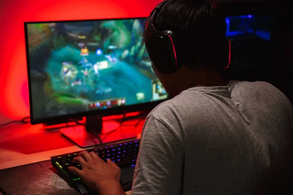 Teenager Gamer Junge Spielt Videospiele Computer Dunklen Raum Mit Kopfhörern — Stockfoto