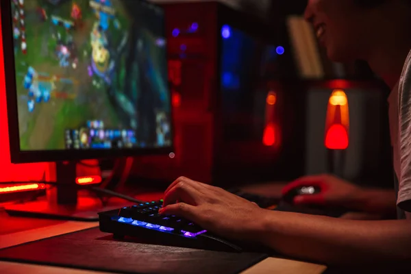 Foto Joven Jugador Mirando Pantalla Jugando Videojuegos Computadora Habitación Oscura —  Fotos de Stock