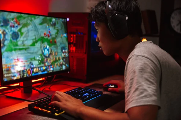 Portret Van Aziatische Gamer Jongen Spelen Van Videogames Computer Donkere — Stockfoto