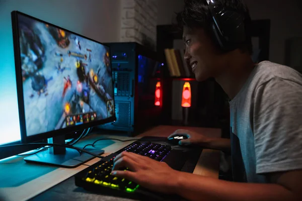 Retrato Niño Gamer Asiático Sonriente Jugando Videojuegos Computadora Habitación Oscura —  Fotos de Stock
