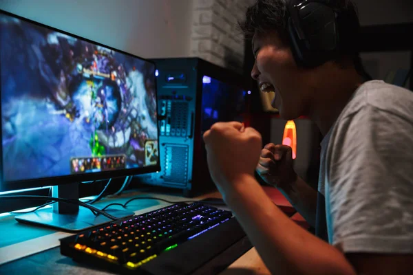 Joyful Asiático Adolescente Gamer Homem Jogar Vídeo Jogos Computador Escuro — Fotografia de Stock